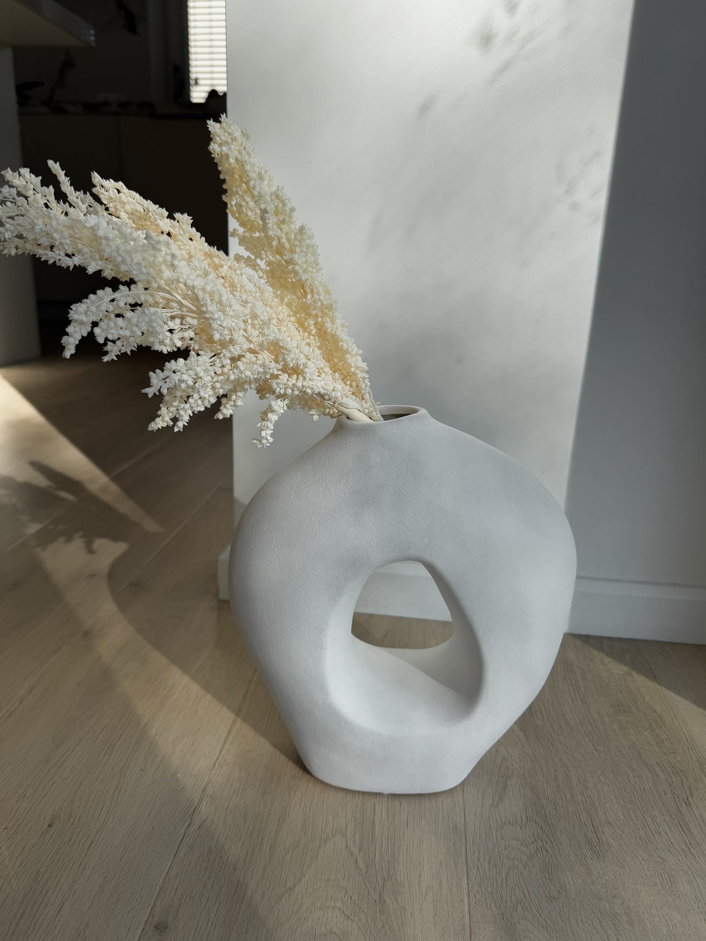 Minimalistinė Puokštė Kartu su Vaza