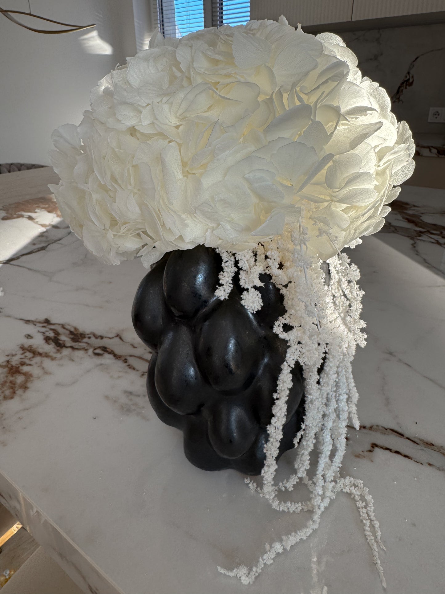 Puokštė Baltas Sodas Su Vaza