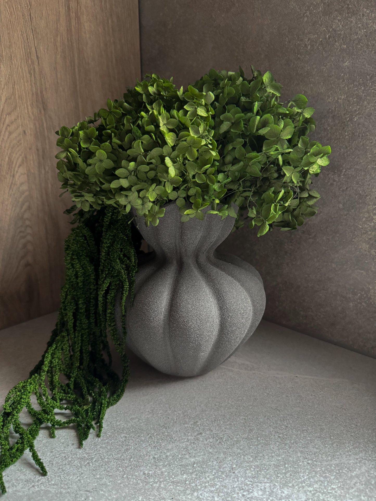 Puokštė Bundanti Žaluma Su Vaza