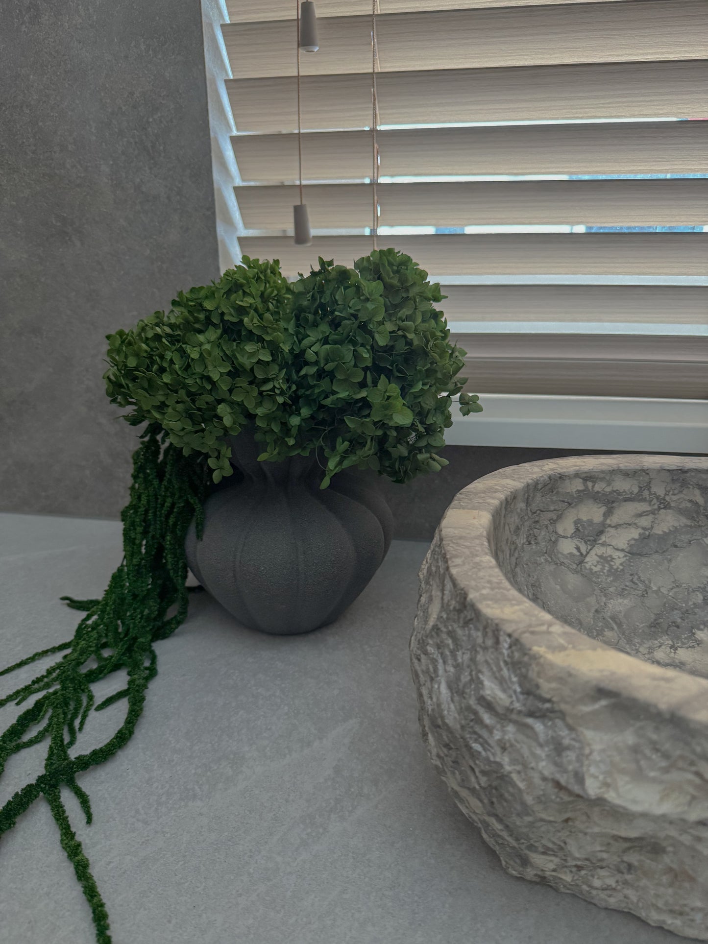 Puokštė Bundanti Žaluma Su Vaza